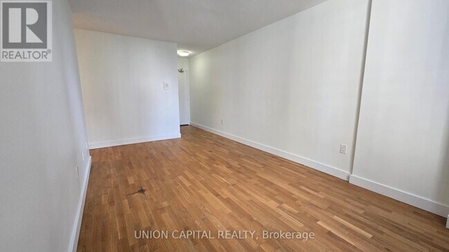 Building Photo - 407-230-230 Oak St