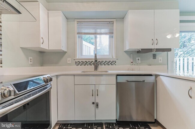 Foto del edificio - 7860 Archbold Terrace
