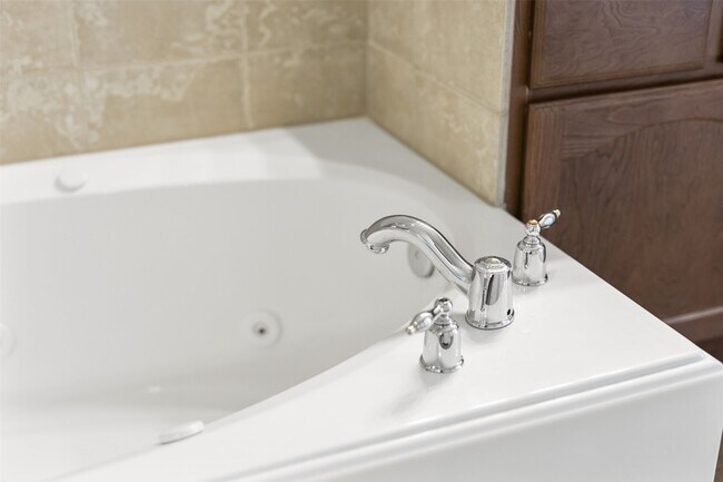 Foto del edificio - 521 Ironwood Forest Dr