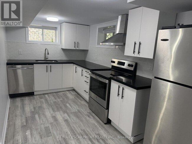 Building Photo - 377 Martin St