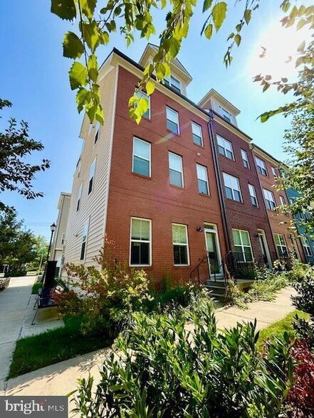 Primary Photo - 2350 Wyeth St