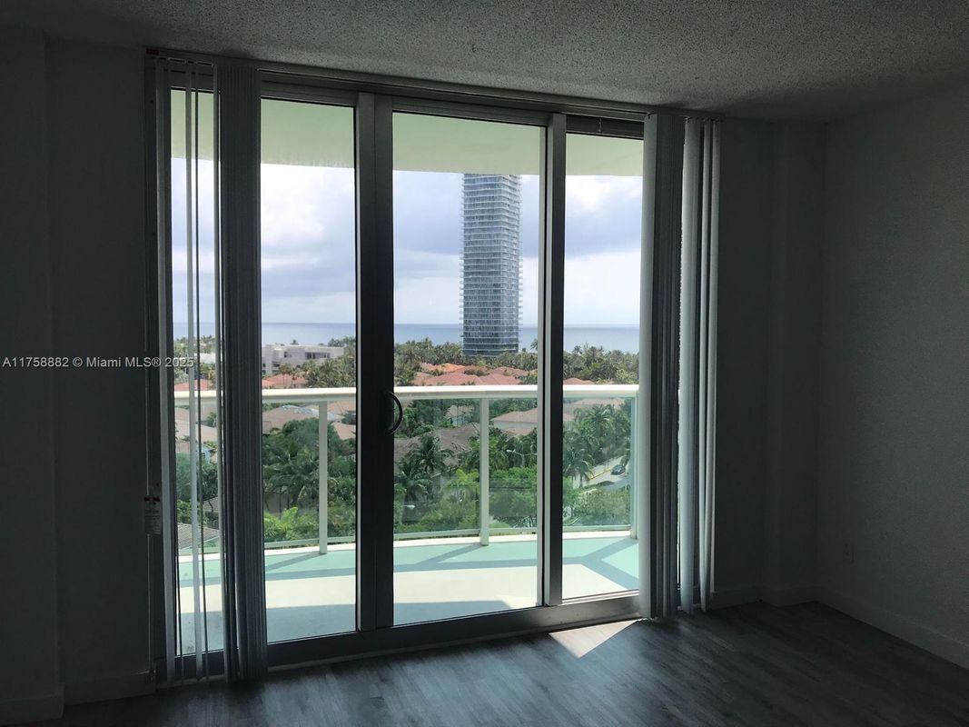 Foto principal - 19380 Collins Ave