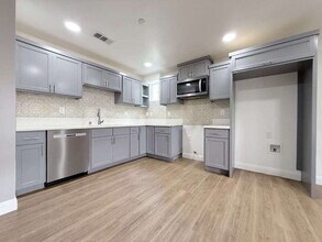 Building Photo - 1731 E 68th St