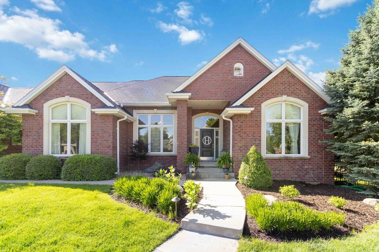 Primary Photo - Stunning Ridge Brick Ranch