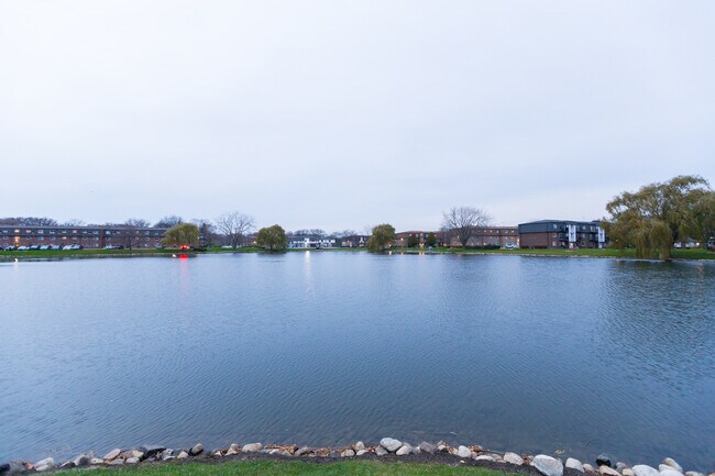 Building Photo - 9397 Bay Colony Dr