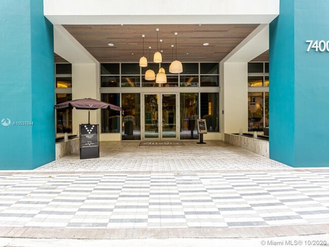 Foto del edificio - 7400 N Kendall Dr
