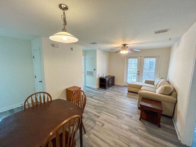 Building Photo - Oxford Terrace II #404 - Walk to UF and So...