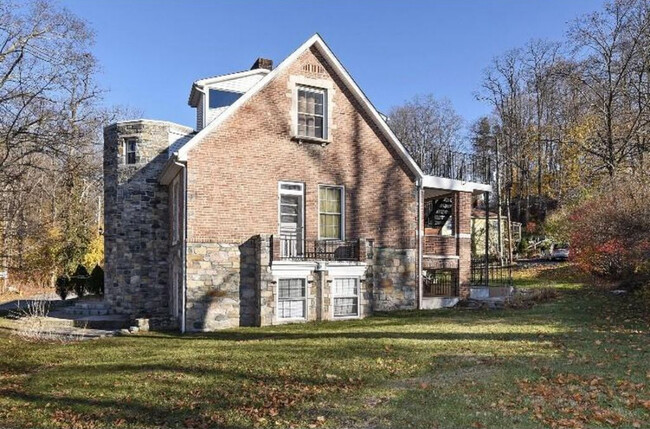 Building Photo - 2 Hollowbrook Pl