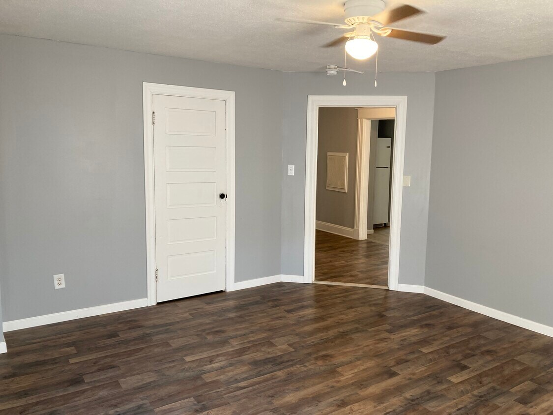 Foto principal - 1117 N B St