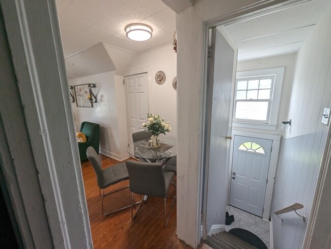 Building Photo - 26 Lavergne St