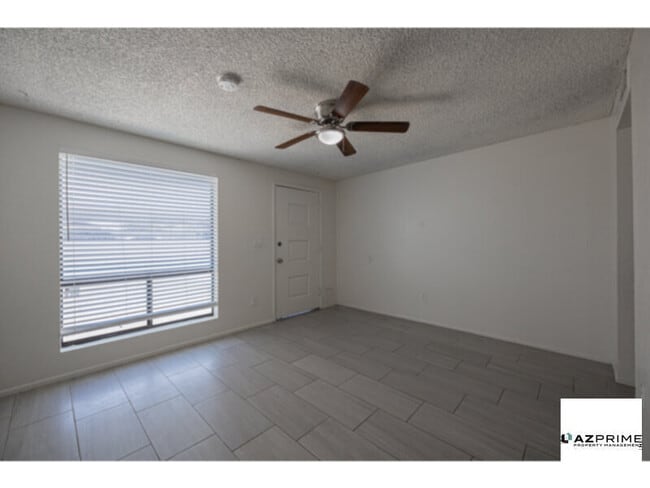 Foto del edificio - $500 OFF FIRST MONTH'S RENT MOVE IN SPECIAL! Introducing this Comfortable 2/1 Tempe Duplex!