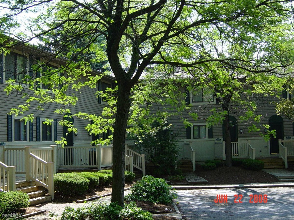 Building Photo - 2172 Regency Dr