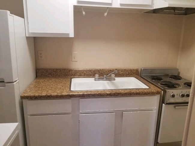 Building Photo - 1402 Holleman Dr