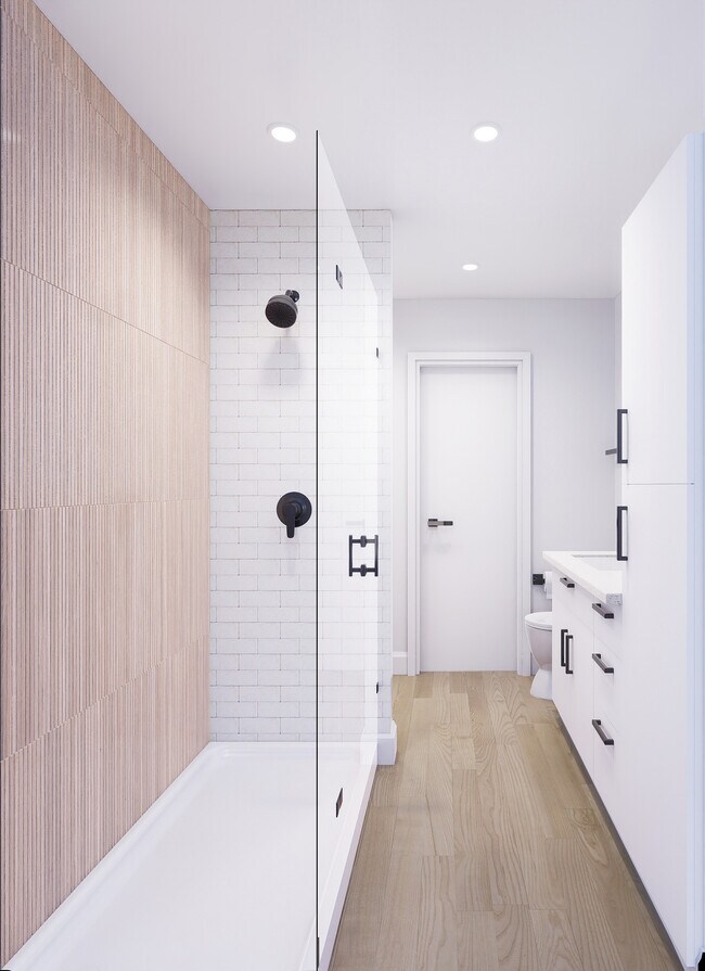 Esquema de gabinetes blancos - Baño con ducha de pie - St Mary's Flats