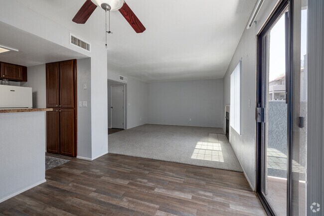 2 habitaciones, 2 baños - 986 pies cuadrados - Sala de estar - Peak at Oro Valley