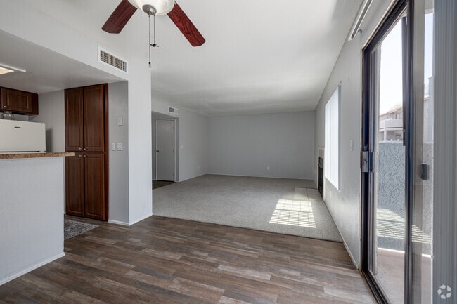 2BR, 2BA - 986SF - Living Room - Peak at Oro Valley