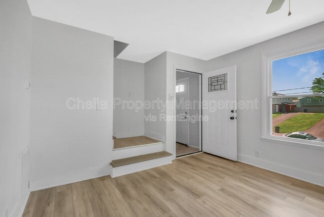 Foto del edificio - 738 McPherson Dr