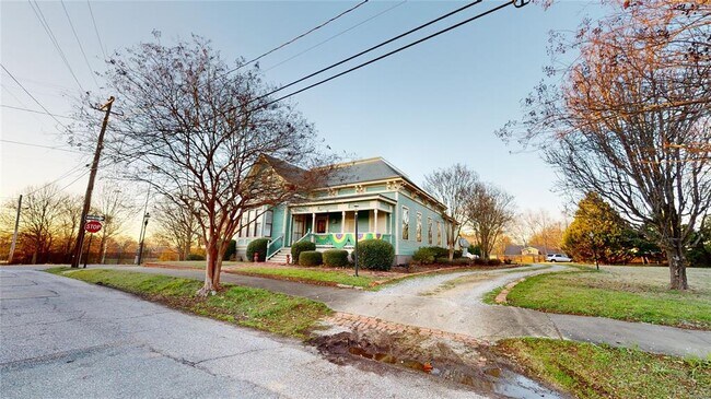 Building Photo - 648 Clayton St