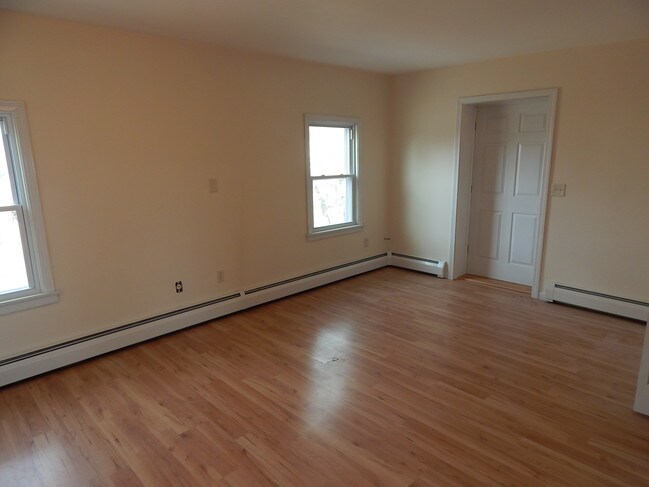 Building Photo - 36 Poquonock Ave