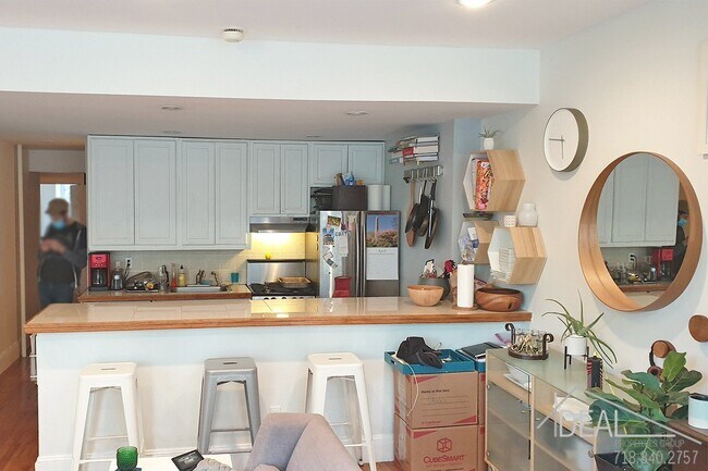 Building Photo - 61 7th Ave