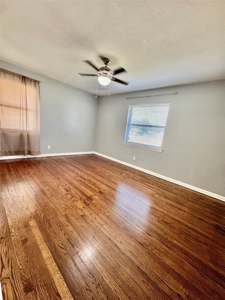 Foto del edificio - 2104 Hillburn Dr