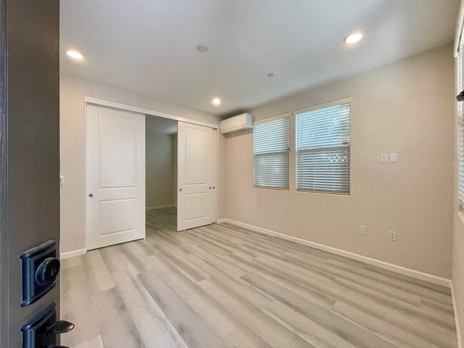 Building Photo - 1 Bedroom, 1 Bath Condo, End Unit, Convenient Napa Location