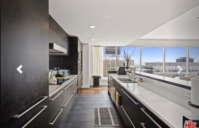 Building Photo - 6250 Hollywood Blvd