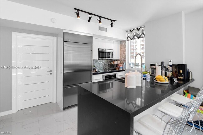 Foto del edificio - 2 br, 2 bath Condo - 500 Brickell Ave Apt 301