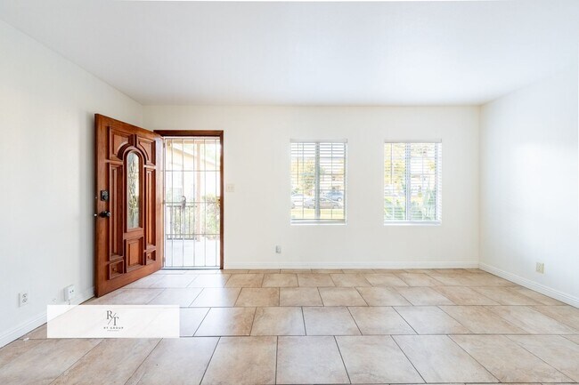 Foto del edificio - Prime Location Apartment with Remodeled Ki...