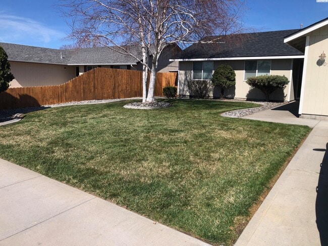 Building Photo - Nice Home, Yard care Included