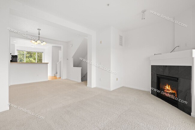 Foto del edificio - 2ND MONTH FREE! Charming Townhome w/ Fireplace, Balcony & More Near Progress Ridge!