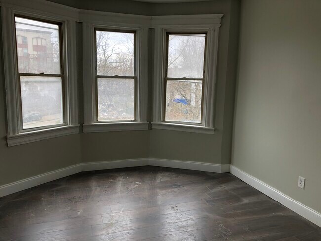 Large Bedroom - 195 N 16th St