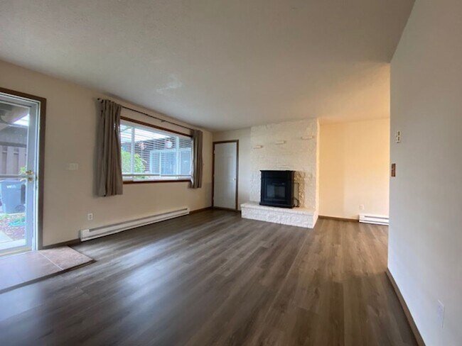 Building Photo - Fido-friendly Central Valley 2 bedroom dup...