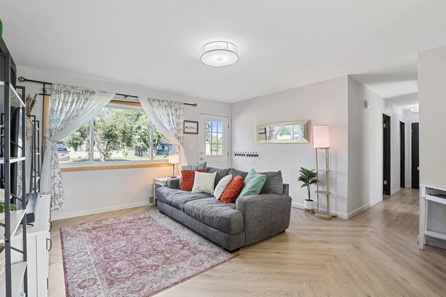 Building Photo - 2120 Rena Pl