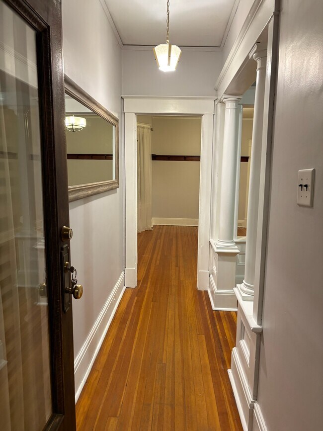 Puerta principal y entrada - 52 Grove Ave