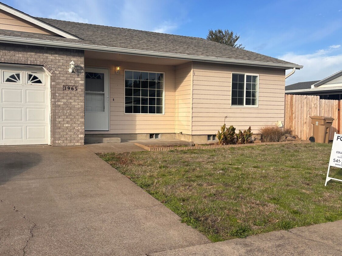Foto principal - Spacious 3 Bedroom 2 bathroom Duplex