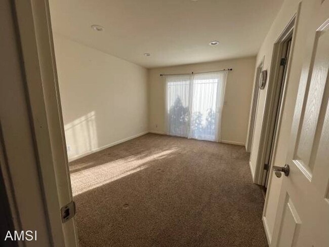 Building Photo - 4 br, 3 bath House - 4543 Angeles Ave