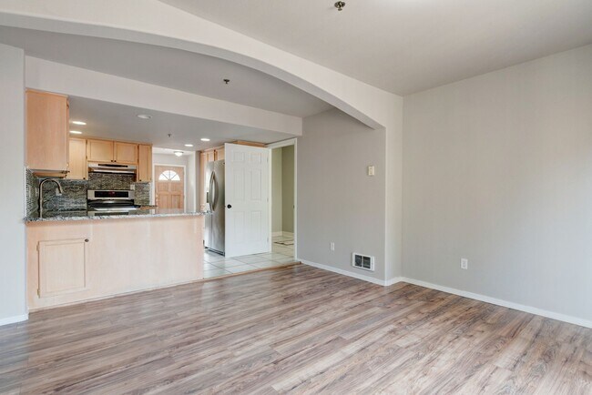 Foto del edificio - 2 Bed + Den/Office 2 Bath Ground level Condo