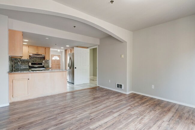 Building Photo - 2 Bed + Den/Office 2 Bath Ground level Condo