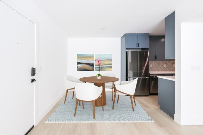 Foto del edificio - Discover Modern West LA Living at 2136 Col...