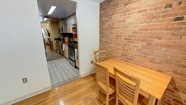 Building Photo - 103 Gainsborough St