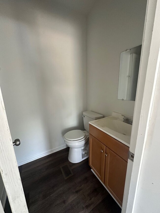 Building Photo - Recently Remodeled 3 Bed 2 Bath Home off O...