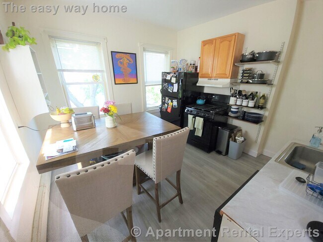 Building Photo - 37 Oak St