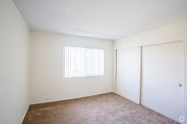 2 BR, 2 BA - 860 SF - La Cuesta