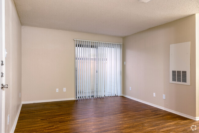 1BR, 1BA - 614SF - Living Room - Ridgeway