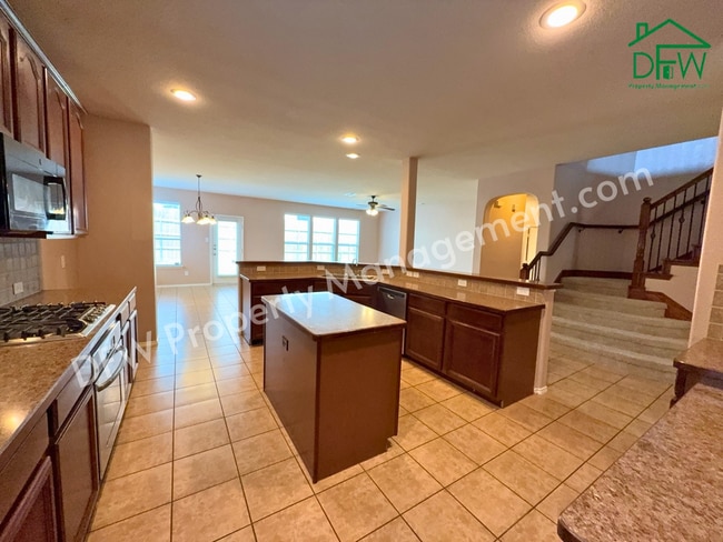 Building Photo - Elegant and Spacious 5-Bedroom Home for Lease in Fort Worth