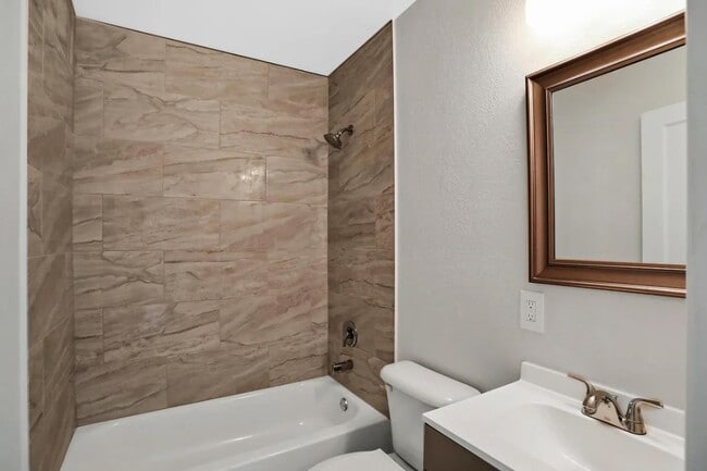 Building Photo - 3143 Home Park Cir N