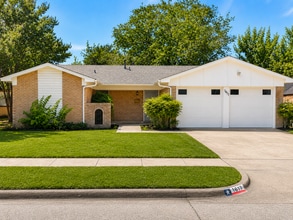 Building Photo - 1617 Crest Park Dr