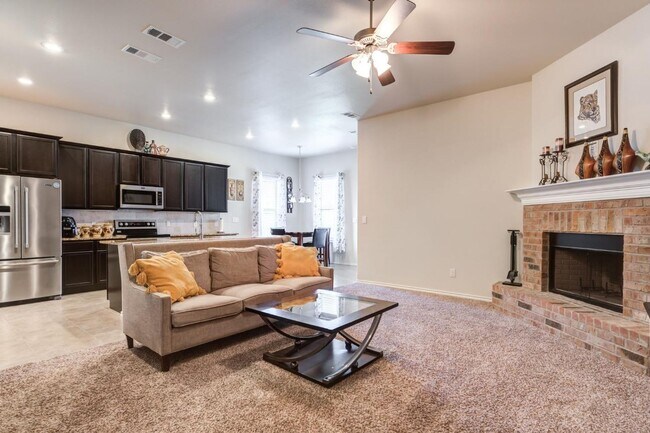Foto del edificio - Quincy Park Beauty- Available Now