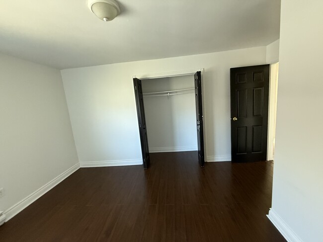 Building Photo - Spacious unit For Rent